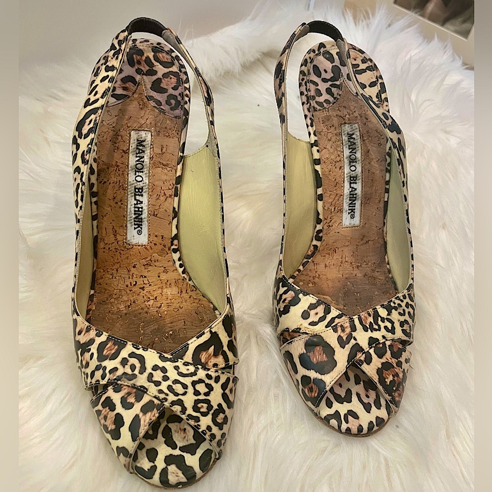 MANOLO BLAHNIK ANIMAL PRINTED LEATHER PEEP TOE PUMPS Size 8.5